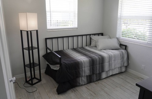 Lake Worth Corridor Apartment | Lakeside Getaway