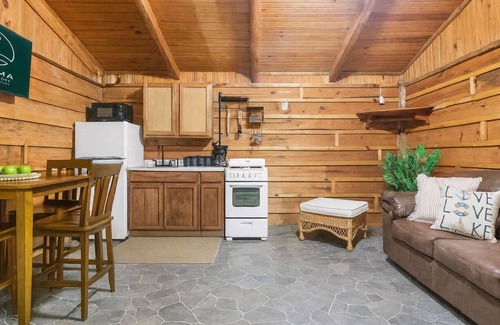 Madill Hotel | Lakeside Getaway- 2BR Wooden Suite on Lake Texoma - Texoma Shores Resort