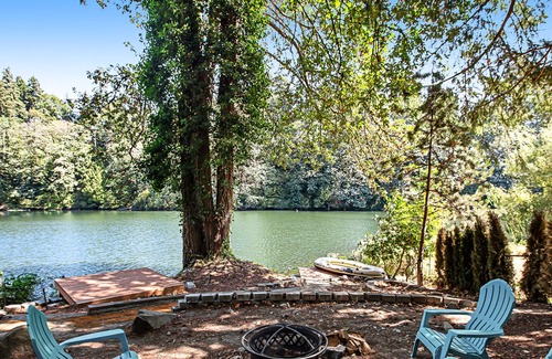Kent House | Lakeside Getaway with hot tub, fire pit, & fast WiFi - steps to the water