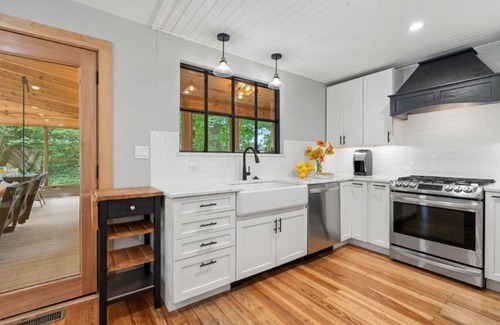 Lakeside House | Lakeside Home With 40 FT of Private Beach!
