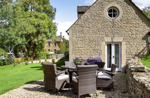 Fossebridge Cottage | Lakeside House - sleeps 10 guests in 4 bedrooms