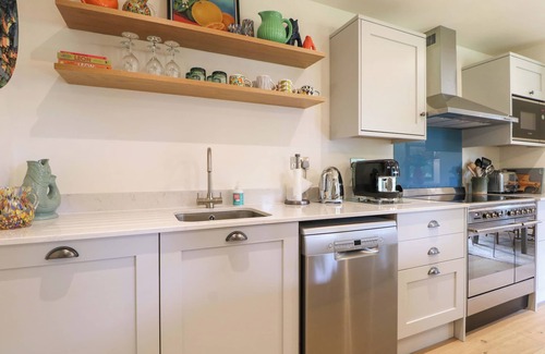 Stonegate Cottage | LAKESIDE LODGE, family friendly, with a garden in Burwash