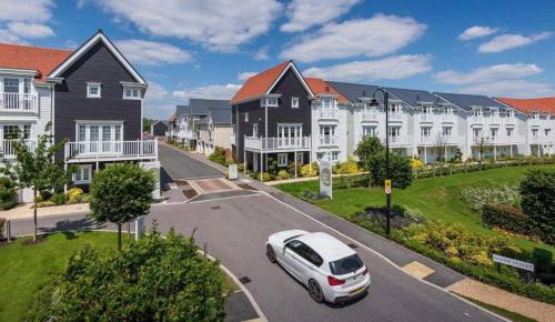 Reading Bed & Breakfast | Lakeside LUX bedroom with parking, M4 Jct 11, next to train station