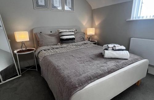 Reading Bed & Breakfast | Lakeside LUX bedroom with parking, M4 Jct 11, next to train station