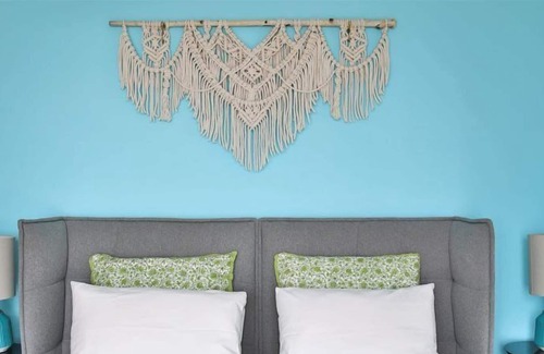 Wellington House | Lakeside PEC-waterfront getaway