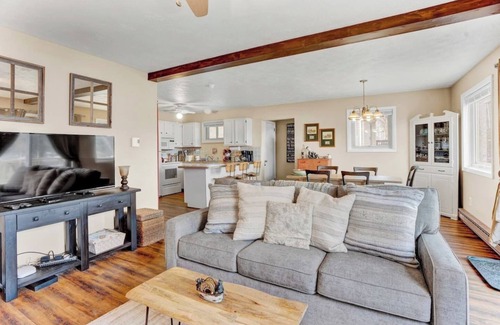 Tobyhanna Cottage | Lakeside Poconos w/Hot Tub, Firepit, Private Beach