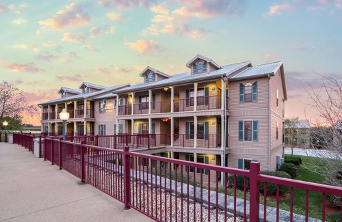 De Soto Villa | Lakeside Private Villa | 5-Hole Golf On-Site