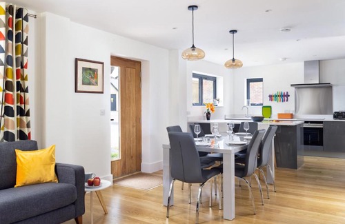 Holworth House | Lakeside property with spa access on a nature reserve Sunbird Cottage BV20