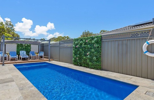 Buff Point House | Lakeside Retreat - Cheerful Family Home with Pool