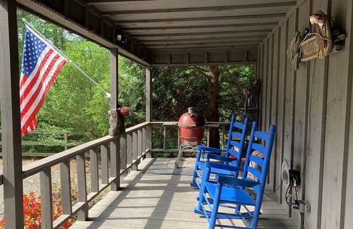 Ellijay Cabin | Lakeside Retreat: Explore 35 Acres of wilderness and Private Lake! Hot tub
