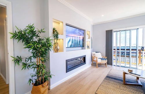 Central Coast House | Lakeside Sanctuary - Central Toukley