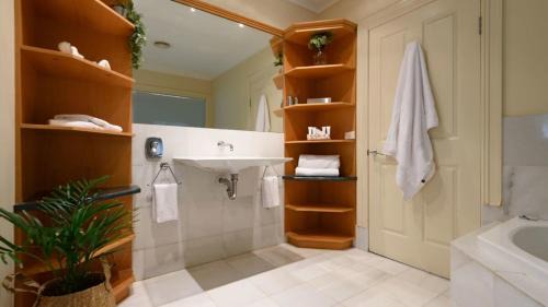 Daylesford Apartment | Lakeside Suite 1 - Lake View & Spa Bath