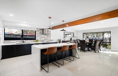 Buff Point House | LAKESIDE SUNSET RETREAT