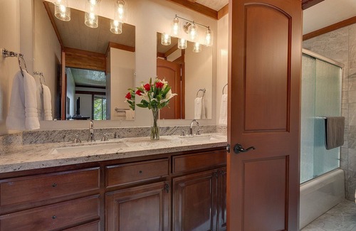 Tahoe Tavern House | Lakeview - 10 Minutes to Palisades Tahoe & Walk to Town!