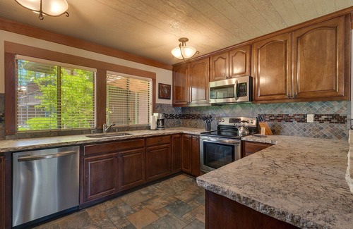 Tahoe Tavern House | Lakeview - 10 Minutes to Palisades Tahoe & Walk to Town!