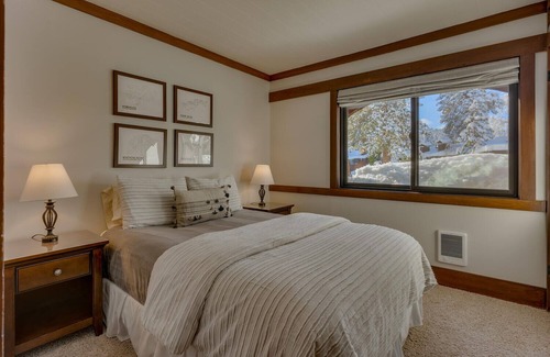 Tahoe Tavern House | Lakeview - 10 Minutes to Palisades Tahoe & Walk to Town!