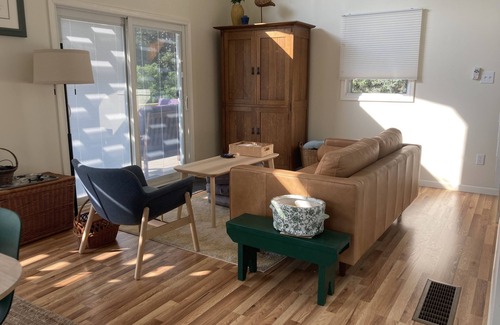 Dundee Cottage | Lakeview Cottage Has it All!