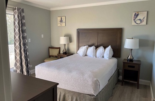 Marco Island Hotel | Lakeview Deluxe One-Bedroom Suite