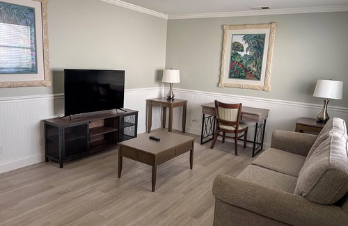 Marco Island Hotel | Lakeview Deluxe One-Bedroom Suite