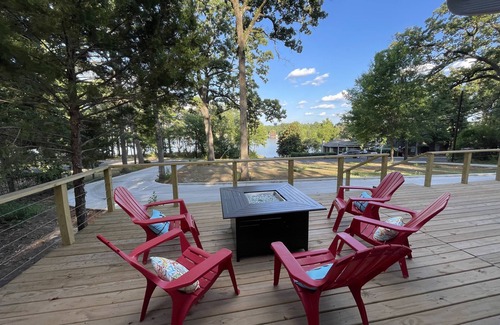 Wood County Cottage | Lakeview Escape: Charming cottage with private dock on Lake Holbrook