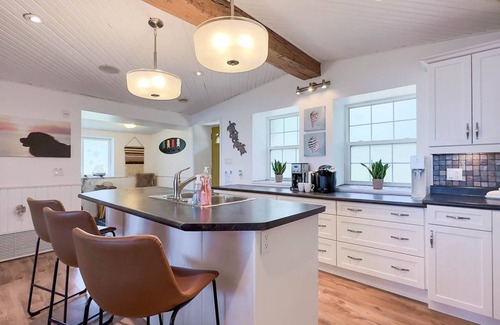 Bluewater Cottage | Lakeview Hot Tub! - Bedrock Beach House - Private Lake Access