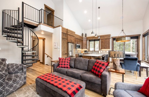 Breckenridge House | Lakeview Lodge: 2BR+Enclosed Loft, Hot Tub on Wraparound Deck, VIEWS, 8 minutes to Downtown Breck