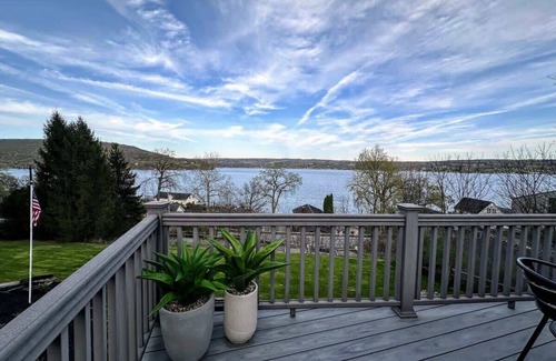 Hammondsport House | Lakeview, Spa, Firepit, BBQ, Fireplace + Speakeasy