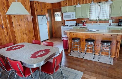 Rhinelander Cottage | Lakeview+Sunny Beach+RELAXING 3 BR Home on Lake Thompson with WiFi, Central AC