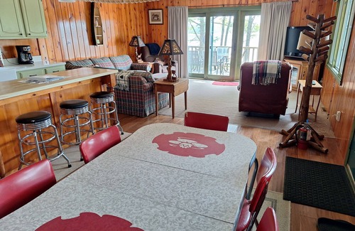 Rhinelander Cottage | Lakeview+Sunny Beach+RELAXING 3 BR Home on Lake Thompson with WiFi, Central AC