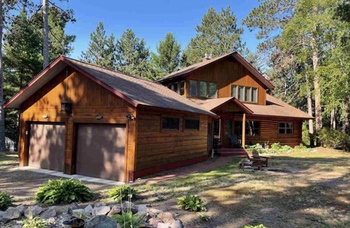Upper Peninsula Michigan Cabin | Lakewood Lodge - Marquette Log Cabin w/Lake Views
