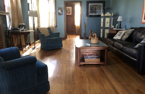 Starkville House | Lamplight Cottage, easy walk to Main Street!