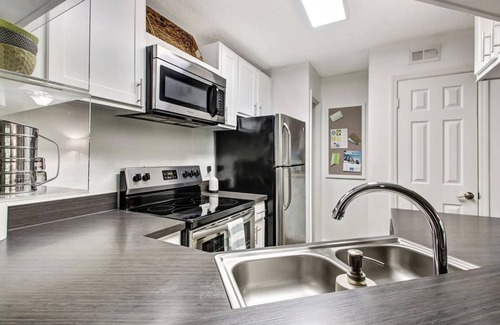 Sunbeam Apartment | Landing | Amazing 1BD, Tennis Court, Courtyard