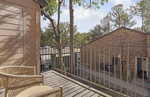Denton Apartment | Landing | Amazing 1BD, Pool, Gym