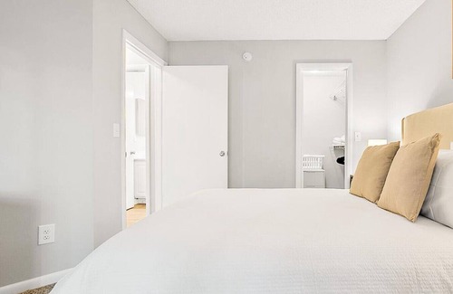 New Irving Park Apartment | Landing at The Pointe at Irving Park Apartment Homes - 1 Bedroom in New Irving Park