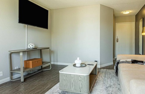 Tri-West Apartment | Landing at Villa Francisca - 1 Bedroom in Central La