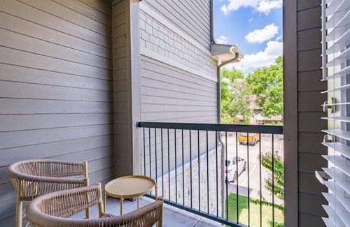 Spring Apartment | Landing | Beautiful 1BD, Pool, Courtyard