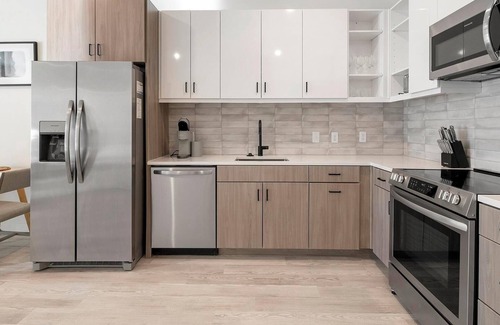 Richmond Apartment | Landing | Beautiful 1BD, Clubhouse, Rooftop Lounge