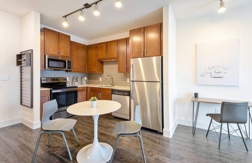 Lockhart Apartment | Landing | Beautiful 2BD, Clubhouse, Gym