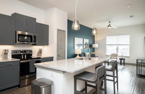 Lockhart Apartment | Landing | Chic 1BD, Gym, Clubhouse
