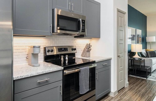 Lockhart Apartment | Landing | Chic 1BD, Gym, Clubhouse
