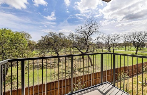 Denton Apartment | Landing | Chic Studio, Gym