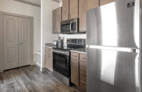 Manor Apartment | Landing | Modern 1BD, Clubhouse, Courtyard
