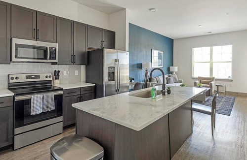Denton Apartment | Landing | Modern 1BD, Gym, Courtyard