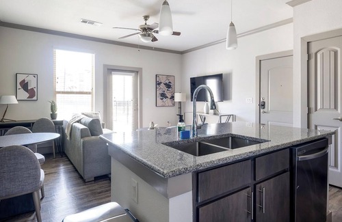 Manor Apartment | Landing | Modern 1BD, Gym, Courtyard