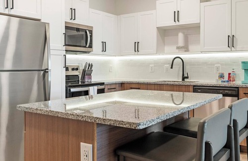 Sanford Apartment | Landing | Modern 1BD, Gym, Pool