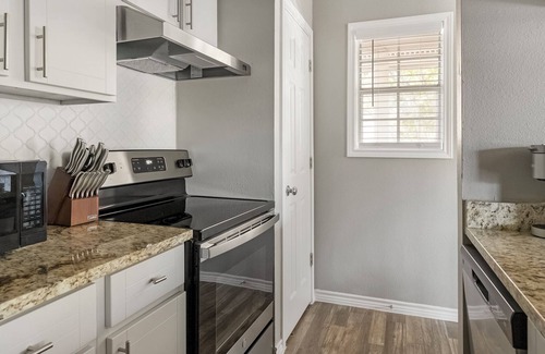 Royal Ridge Apartment | Landing | Modern 1BD, Clubhouse, Pool