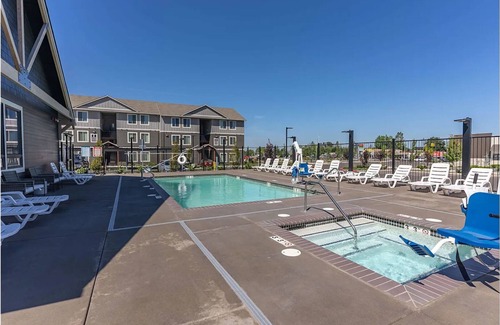 Molalla Apartment | Landing | Modern 2BD, Clubhouse, Pool