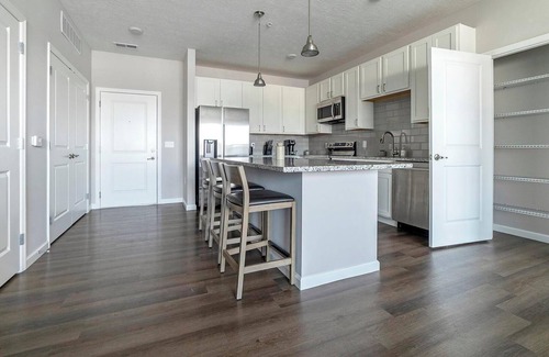 Northwest Columbus Apartment | Landing | Modern 2BD, Gym