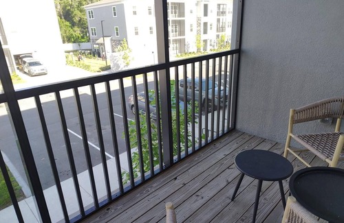 Newberry Apartment | Landing | Modern 2BD, Gym, Pool