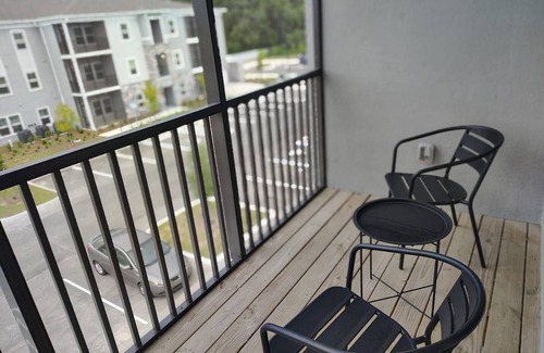 Newberry Apartment | Landing | Spectacular 2BD, Gym, Pool